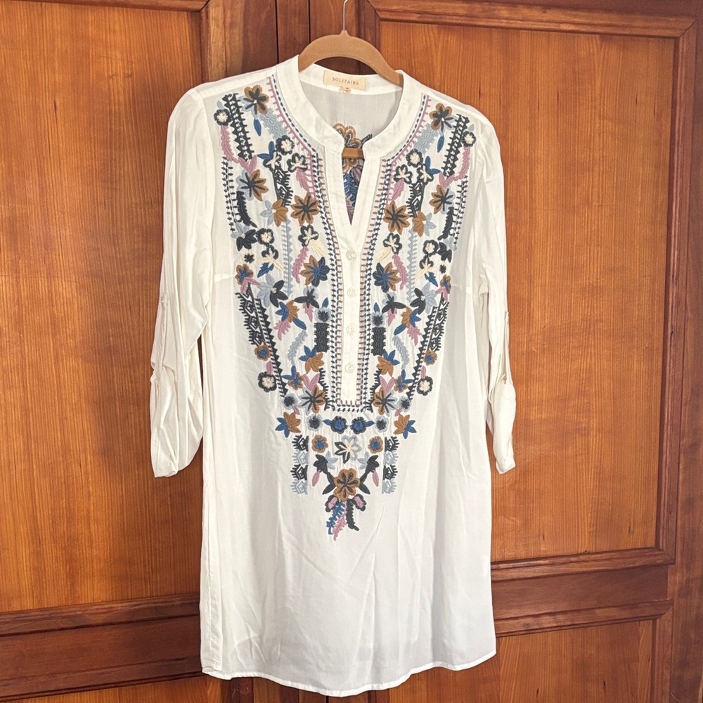 🐬Solitaire White Tunic with Colorful Embroidery